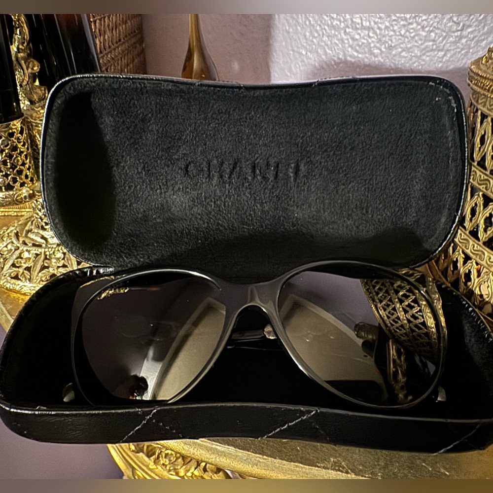 CHANEL
Crystal Pearl Cat Eye Sunglasses 5336-H-B Black - Picture 2 of 6